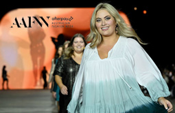 Показ летней коллекции женской одежды больших размеров «The Curve Edit» на австралийской неделе моды 2022