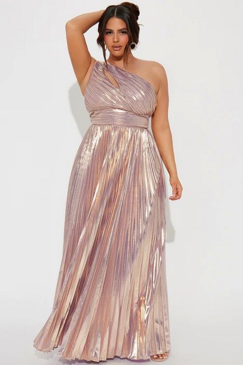 Новогодняя коллекция вечерних платьев для полных модниц американского бренда Fashion Nova 2024