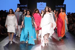 Показ коллекций одежды больших размеров на неделе моды Lakmé Fаshion Week лето 2022