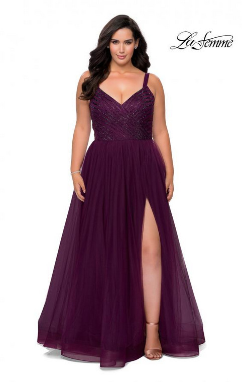 Праздничная коллекция вечерних платьев для полных модниц американского бренда La Femme 2021